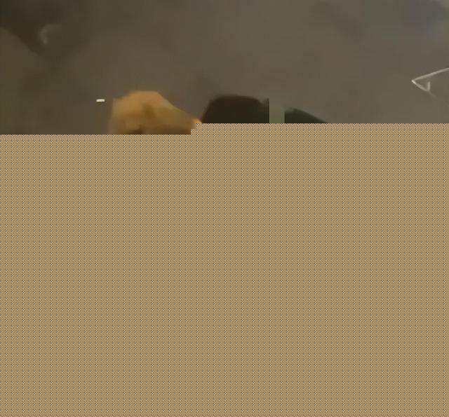 酒吧里醉酒美女不雅行为,男友阻拦无果,路人围观惊叹不已!