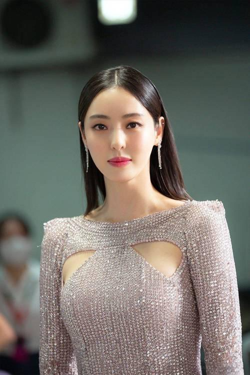 韩国的十大美女,一半性感妩媚,一半冰清玉洁,各个都是人间尤物