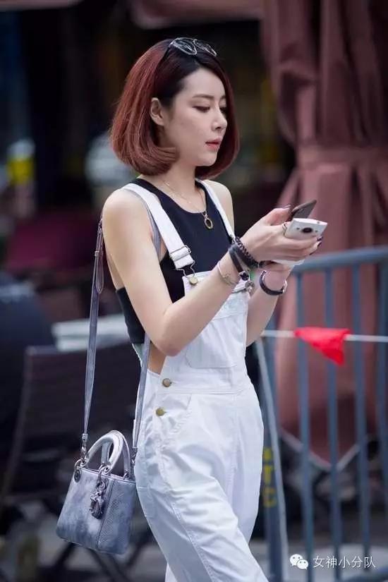 街拍:上海美女光腿光脚秀性感