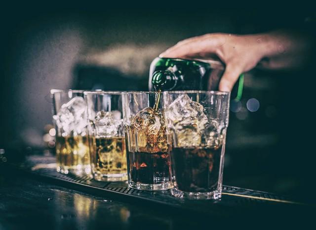 酒吧里醉酒美女不雅行为,男友阻拦无果,路人围观惊叹不已!