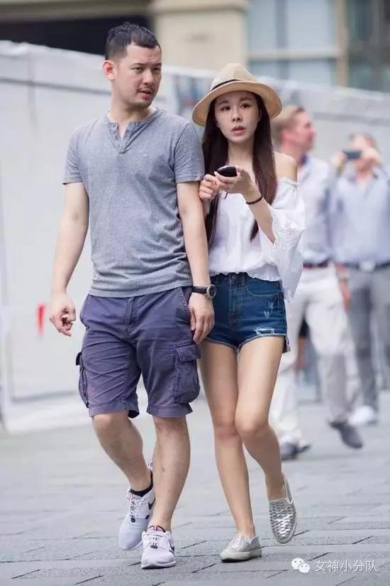 街拍:上海美女光腿光脚秀性感