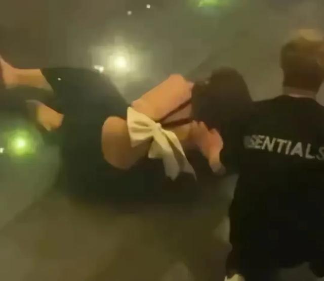 酒吧门口美女醉酒露底,男友遮拦无效!路人围观看光