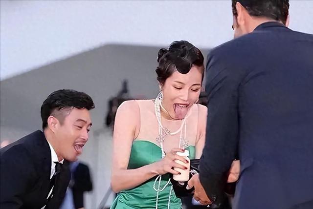 肩带崩断、裙底露底裤,15位女星红毯“大泄春光”,太尴尬了