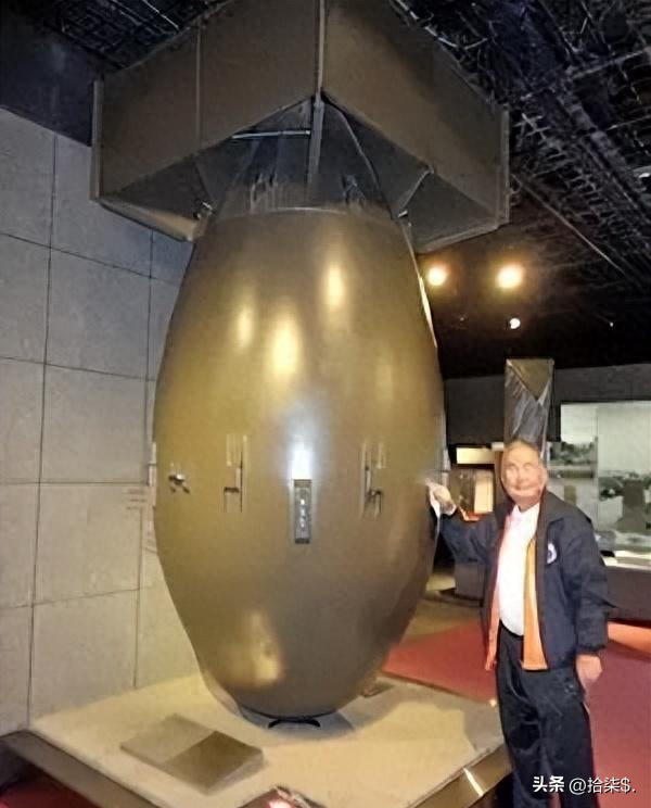 罕见老照片:赤身裸体被围观的洋女人,一丝不挂的女奴被绑在马上