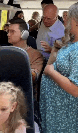 就在今天火车卧铺惊现“裸睡”美女,乘客尴尬提醒:能穿上衣服吗