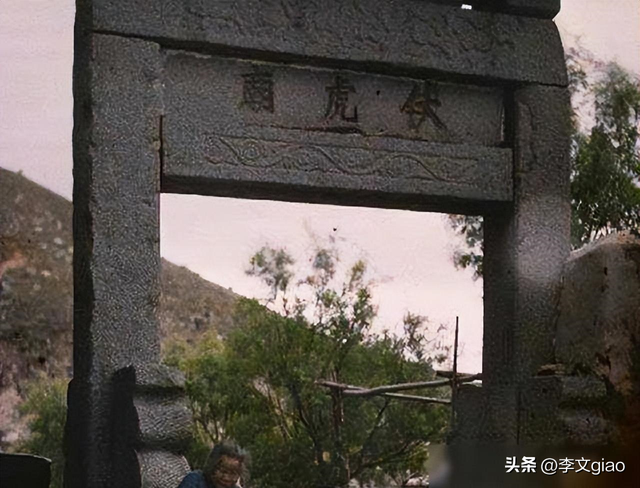 不堪入目老照片:男人搂着女子的胸一顿摸,男人抱着女人一顿热吻