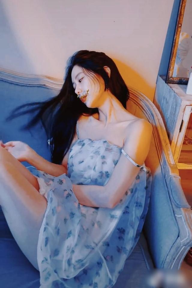 亚洲第一美女克拉拉秀身材,故意把肩带拉下露肩,穿短裙秀大长腿