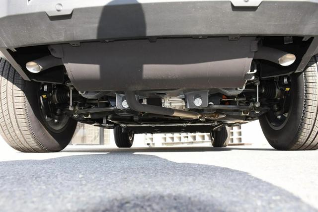 国产VS进口!猛士917对比路虎卫士,高端越野车到底该怎么选?