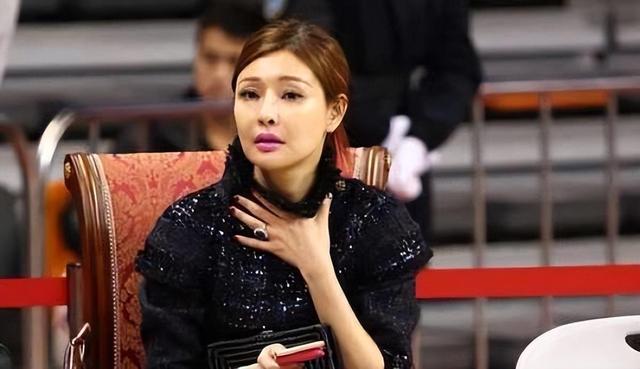 易建联成功背后的女人:身价40亿,后背有纹身,年近50仍维持身材