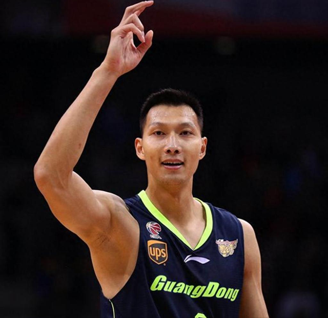 易建联成功背后的女人:身价40亿,后背有纹身,年近50仍维持身材