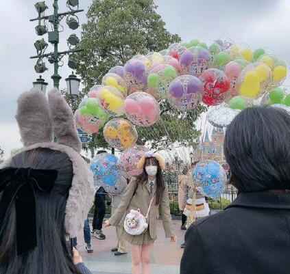 20岁欧阳娜娜近照,小腹凸起小腿显粗,还被拍成一米五,太扎心