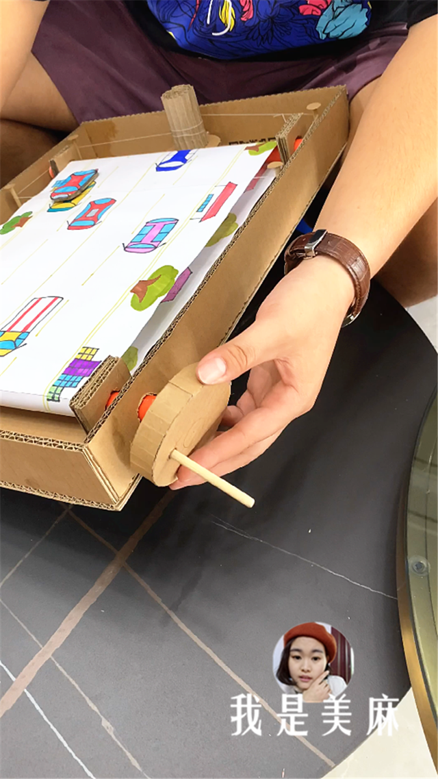 爸爸用快递纸箱做了个赛车玩具,用方向盘控制车辆变道,太刺激了