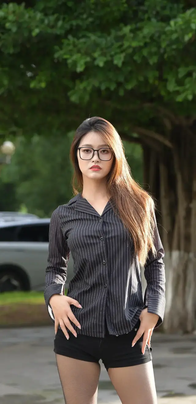 时尚御姐:眼镜黑丝,衬衣短裤的魅力大长腿