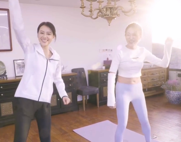 41岁高圆圆晒健身,紧身裤暴露一双小鸟腿,压腿不下去满脸痛苦