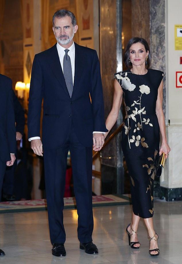 有种“气质”叫莱后剪了个短发!即使穿旧衣,也依然优雅到骨子里