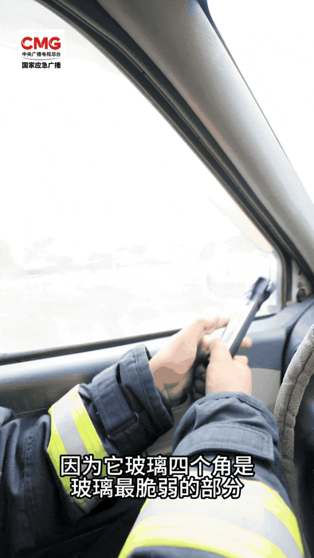 底盘“喷火”、烧得只剩铁架!车辆自燃到底该咋办?