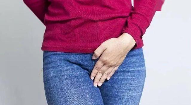 丰满美女公交上“漏尿”,被帅哥嘲讽没教养,大妈:有妈生没妈教