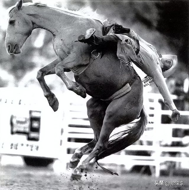 罕见老照片:赤身裸体被围观的洋女人,一丝不挂的女奴被绑在马上