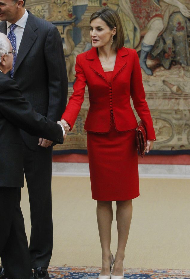 有种“气质”叫莱后剪了个短发!即使穿旧衣,也依然优雅到骨子里