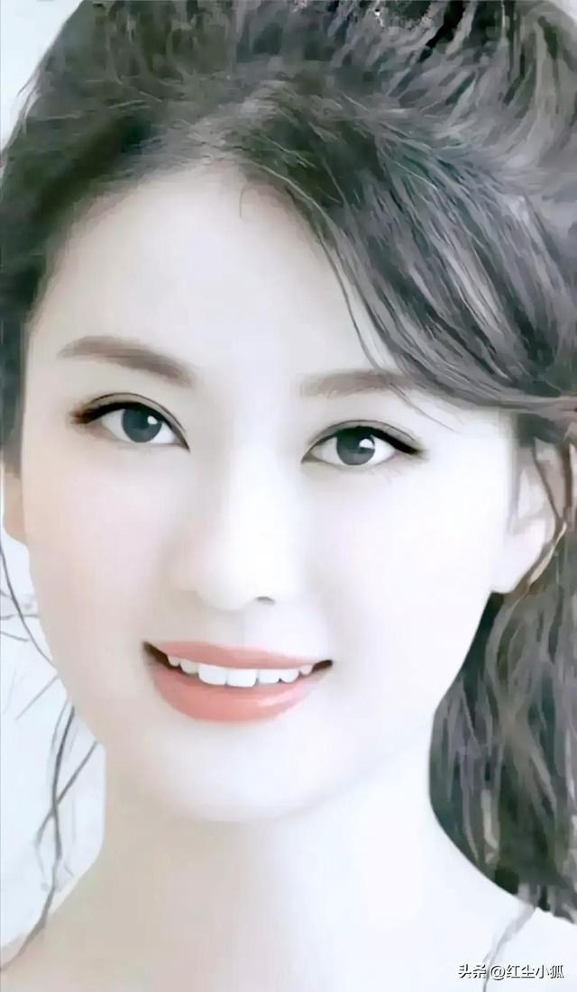 七言藏头诗:女人如花,柔情似水