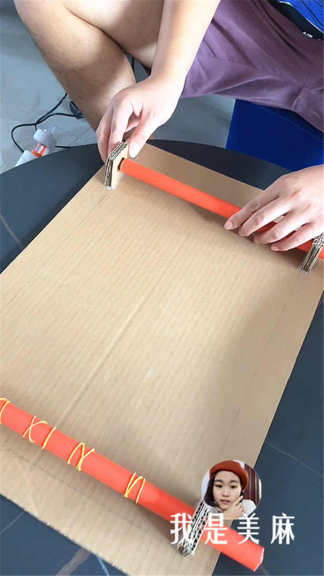 爸爸用快递纸箱做了个赛车玩具,用方向盘控制车辆变道,太刺激了