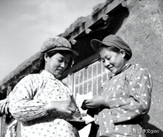 不堪入目老照片:男人搂着女子的胸一顿摸,男人抱着女人一顿热吻