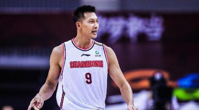 易建联成功背后的女人:身价40亿,后背有纹身,年近50仍维持身材