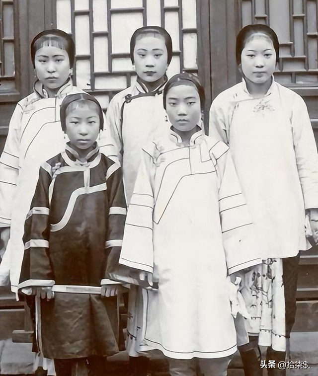 罕见老照片:赤身裸体被围观的洋女人,一丝不挂的女奴被绑在马上