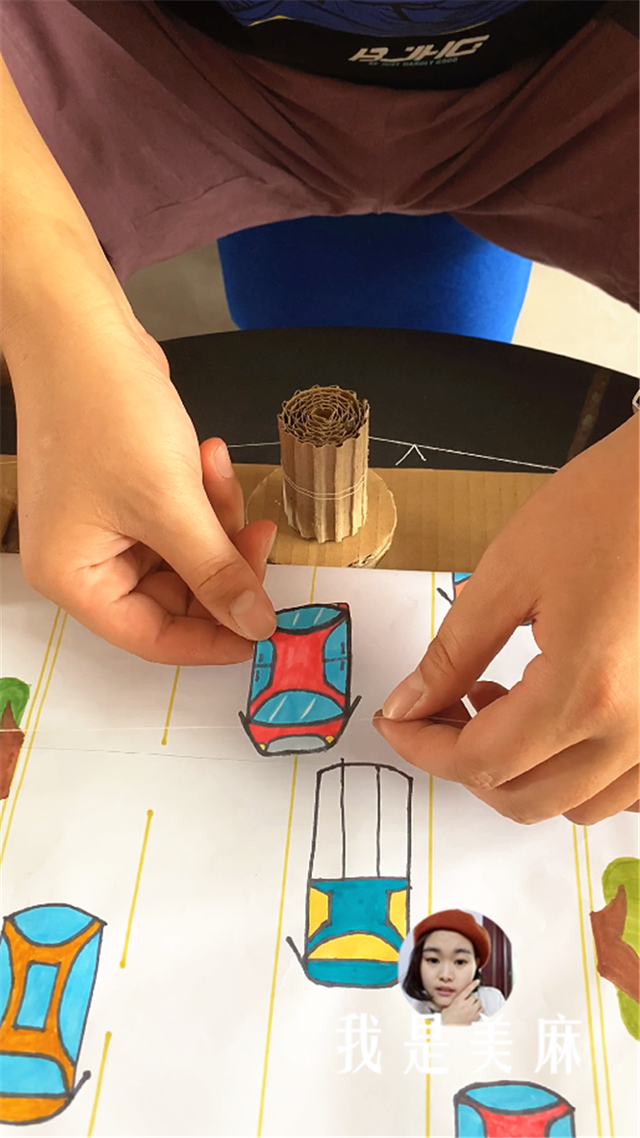 爸爸用快递纸箱做了个赛车玩具,用方向盘控制车辆变道,太刺激了