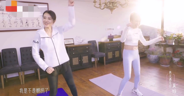 41岁高圆圆晒健身,紧身裤暴露一双小鸟腿,压腿不下去满脸痛苦