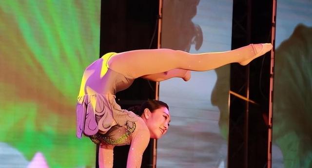 中国柔术美女:身体柔软可轻松摆出各种姿势,令人难以置信