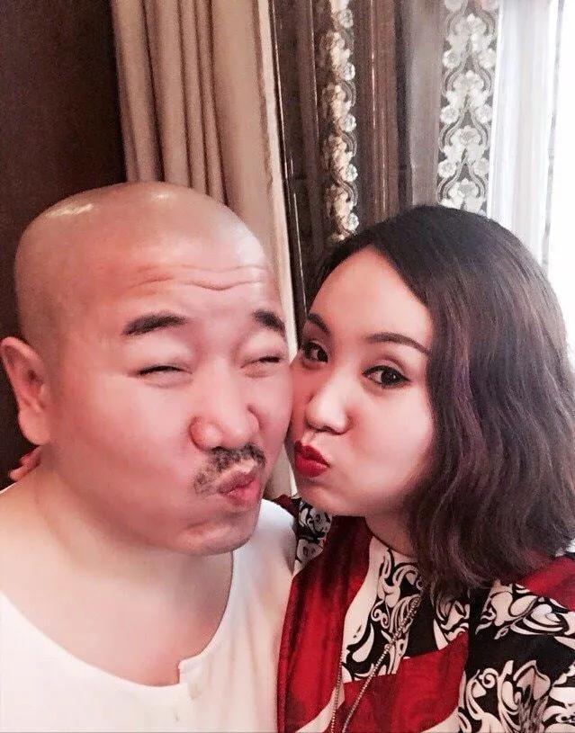 温美玲为儿子再办婚礼!穿红色旗袍美过新娘,和魏三握手引热议