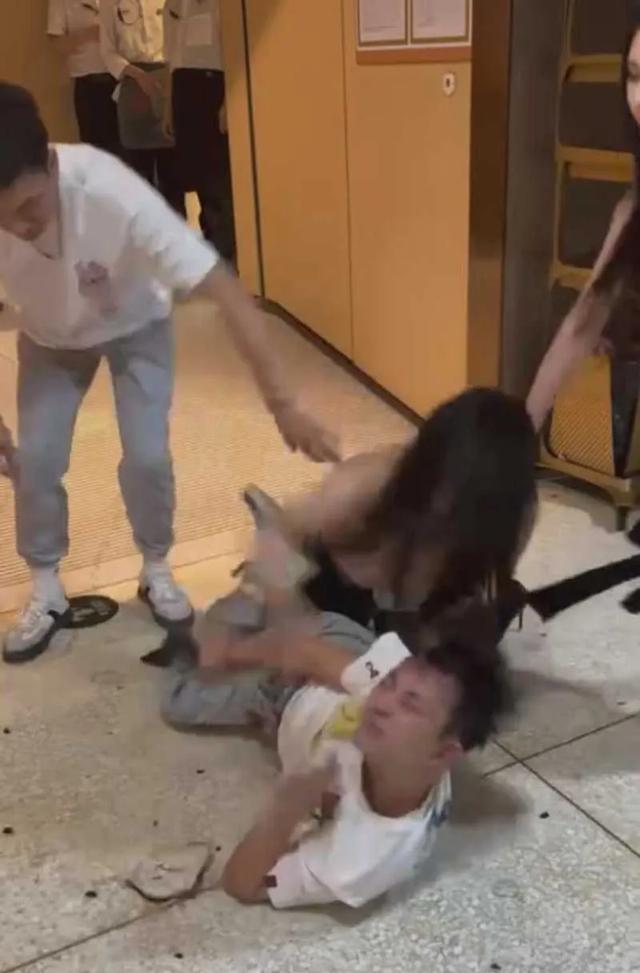 E罩杯美女,暴揍港独眼镜男