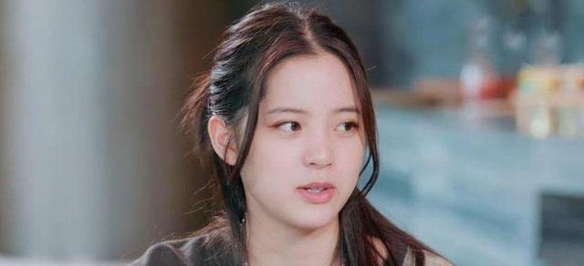 20岁欧阳娜娜近照,小腹凸起小腿显粗,还被拍成一米五,太扎心