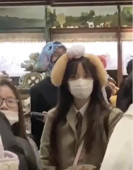 20岁欧阳娜娜近照,小腹凸起小腿显粗,还被拍成一米五,太扎心