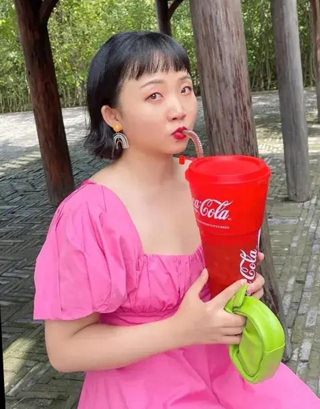 没想到,今夏“露奶裙”又火了,时髦性感好养眼,连杨幂都上头了