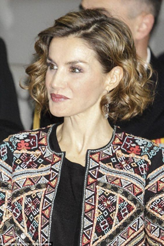 有种“气质”叫莱后剪了个短发!即使穿旧衣,也依然优雅到骨子里