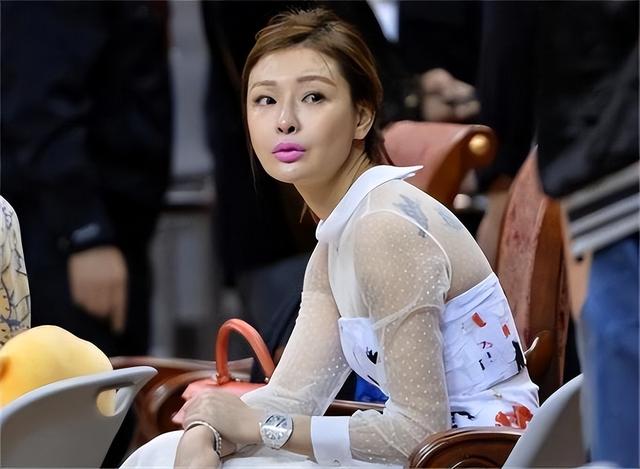 易建联成功背后的女人:身价40亿,后背有纹身,年近50仍维持身材