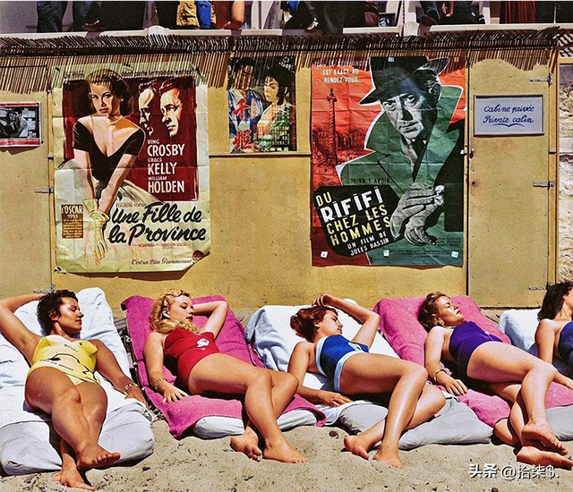 罕见老照片:赤身裸体被围观的洋女人,一丝不挂的女奴被绑在马上