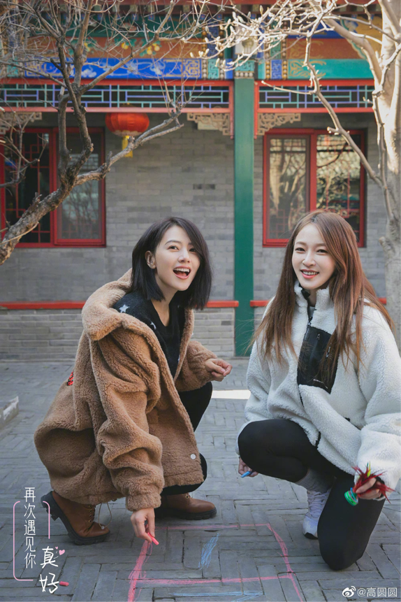 41岁高圆圆晒健身,紧身裤暴露一双小鸟腿,压腿不下去满脸痛苦