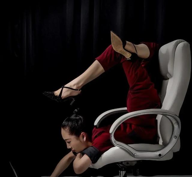 中国柔术美女:身体柔软可轻松摆出各种姿势,令人难以置信
