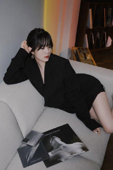 20岁欧阳娜娜近照,小腹凸起小腿显粗,还被拍成一米五,太扎心