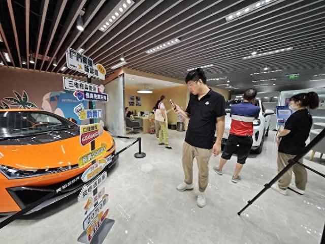 “十一”假期,汽车消费火热!现在买车有多划算,这些优惠都能享受→