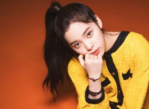 20岁欧阳娜娜近照,小腹凸起小腿显粗,还被拍成一米五,太扎心