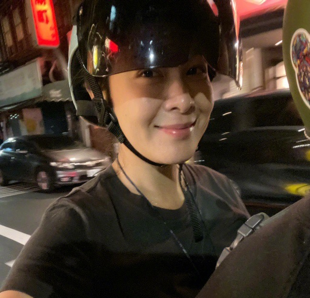 刘若英这“阴沟裙”真是绝了,不仅显身材还高级,气质真让人羡慕