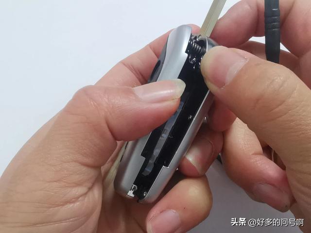 北汽绅宝车钥匙外壳拆解流程,昌河遥控器教你怎么更换电池。