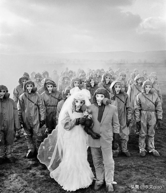 不堪入目老照片:男人搂着女子的胸一顿摸,男人抱着女人一顿热吻