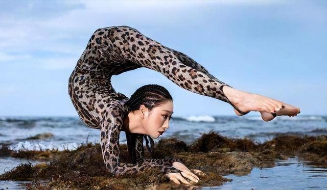 中国柔术美女:身体柔软可轻松摆出各种姿势,令人难以置信