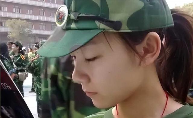 2011年,苏紫紫全裸接受记者采访,并直言:“你敢看我么?”