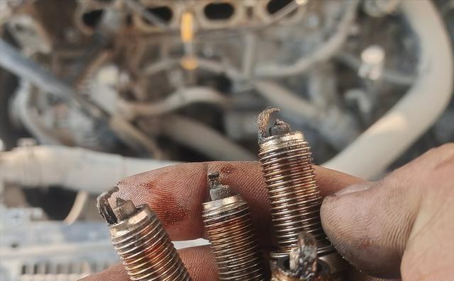 汽车开起来抖动是什么原因?不懂别乱修,修车师傅来教你